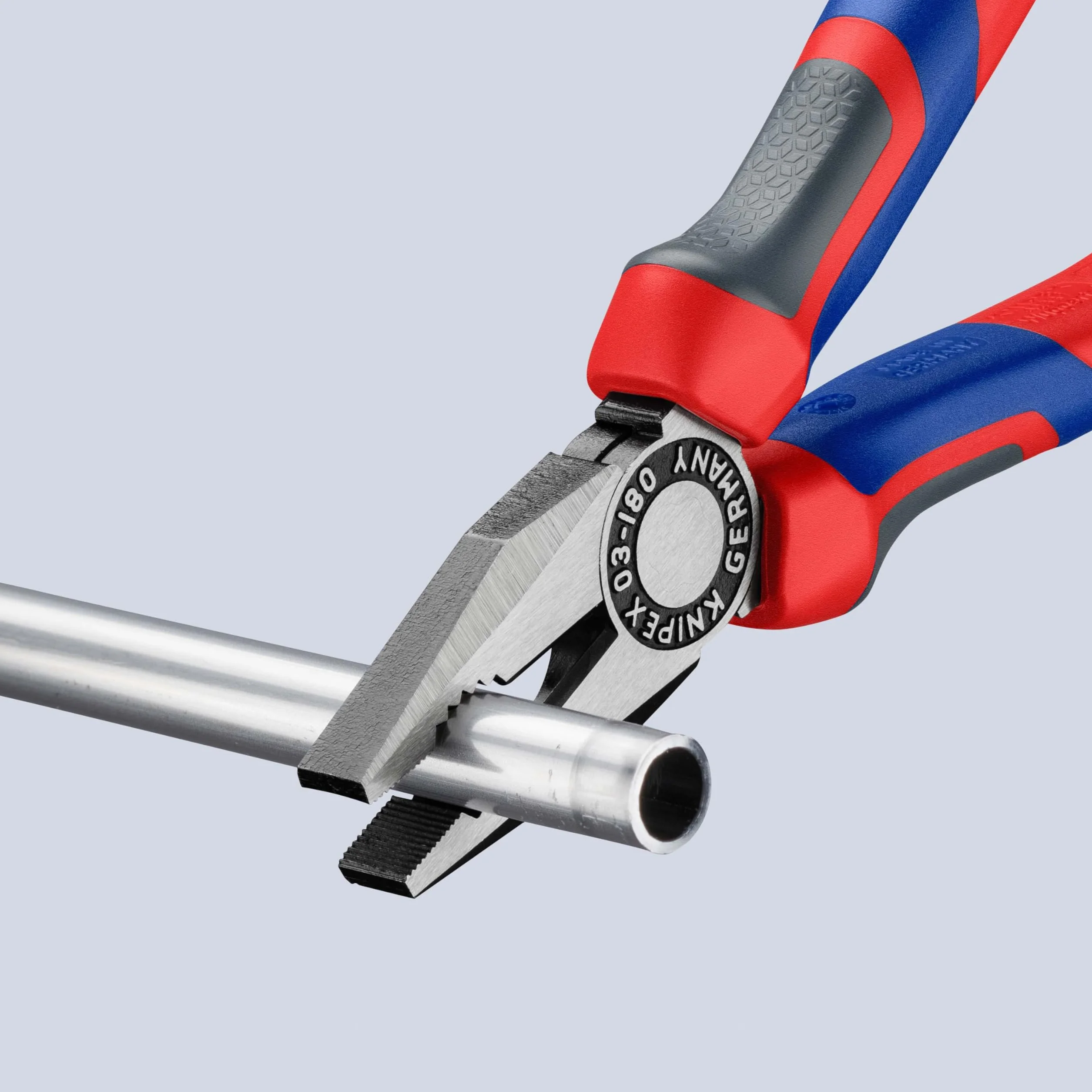 Knipex Pinces universelles, 180 mm, avec tranchants pour fils doux (Cuivre) et durs (Fil d'acier), saisit les matériaux plats et ronds, 03 02 180
