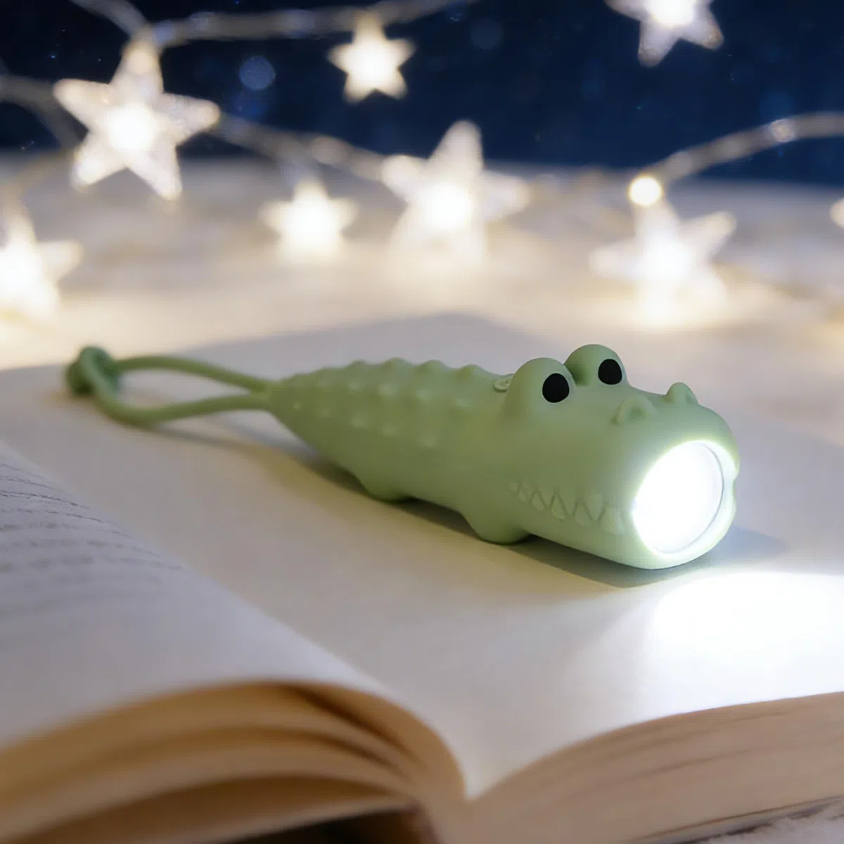 Lampe Torche Enfant LED Rechargeable USB-C, Lampe de Poche Enfant Crocodile avec Dragonne, Petite Lampe Torche Silicone Dès 3 Ans, Lampe Camping Enfant Cadeau