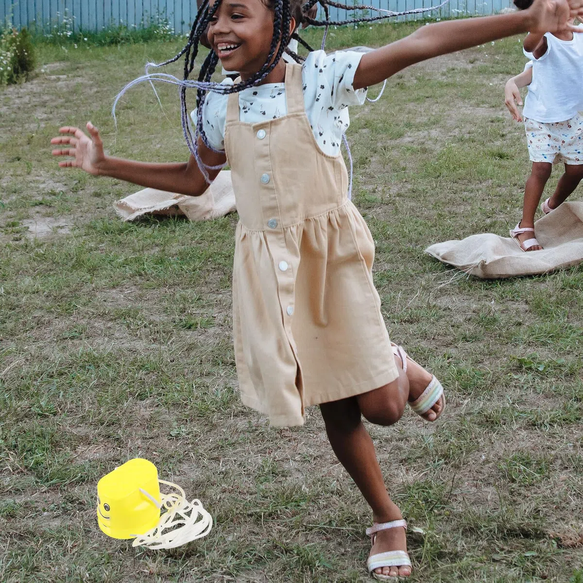 Échasses en Plastique Colorées pour Garçon et Filles 4 Paires Seaux D'équilibre Intégrés, Jouets Sportifs Éducatifs pour Activités de Plein Air et Développement Motricité