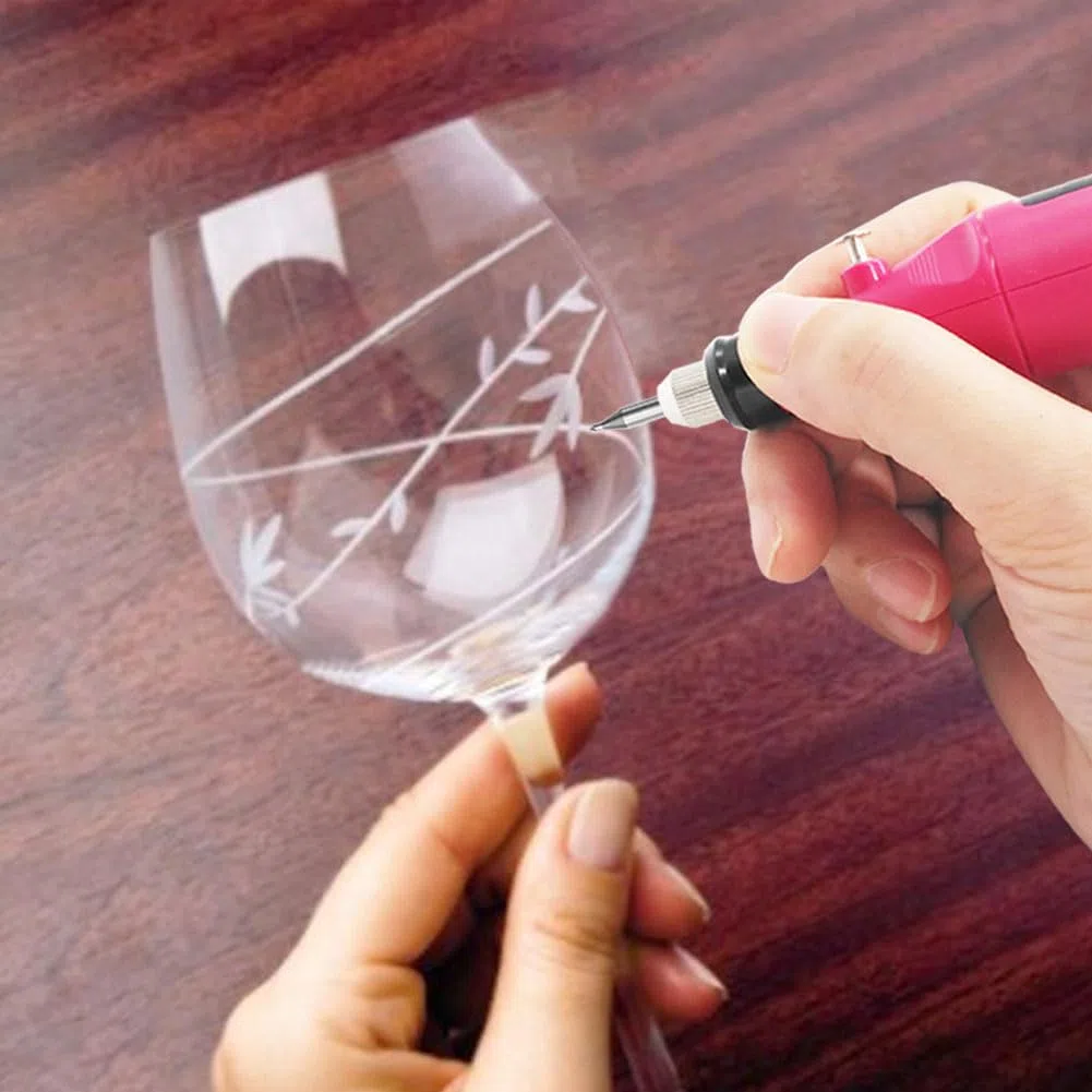 Stylo Graveur Électrique à Cordon Outil de Gravure Bricolage avec |Pochoir et Pointe en Carbure de Tungstène | pour Graver Métal Verre Cuir Bois Plastique